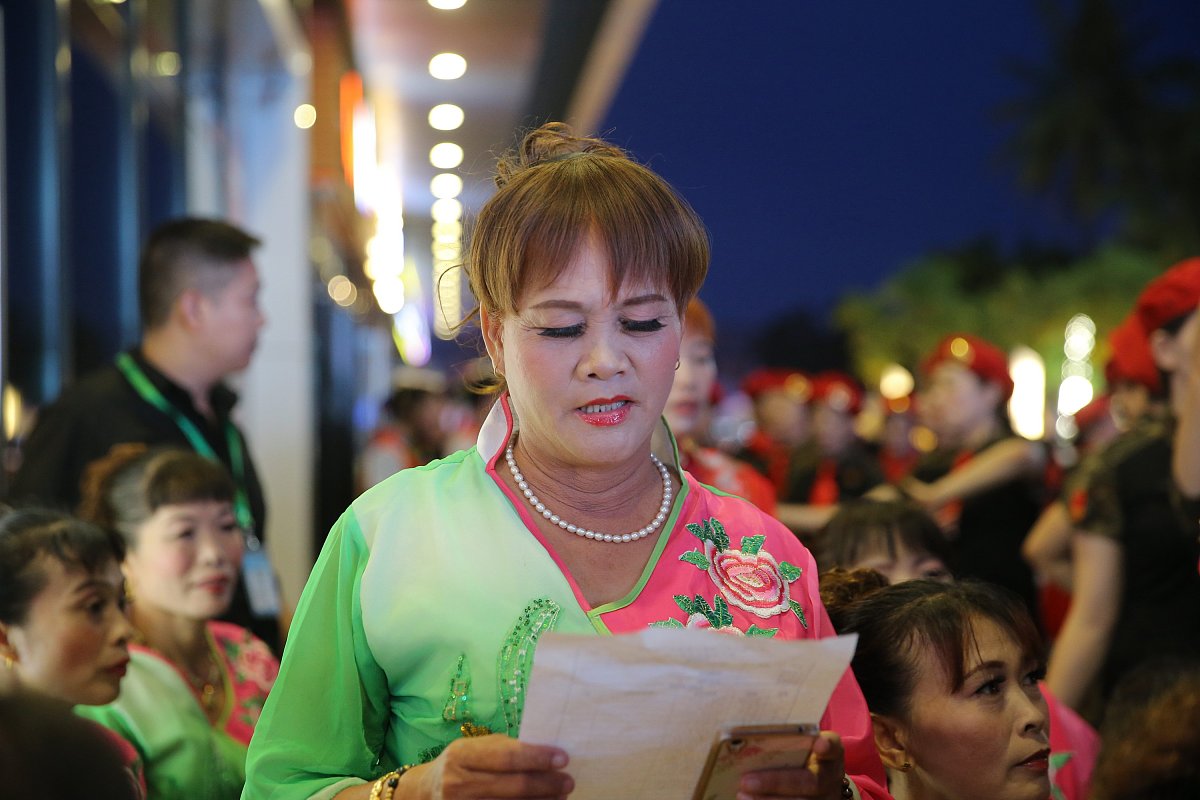 如何将不同价格的商品组合成三天总额超过1000元的方案？