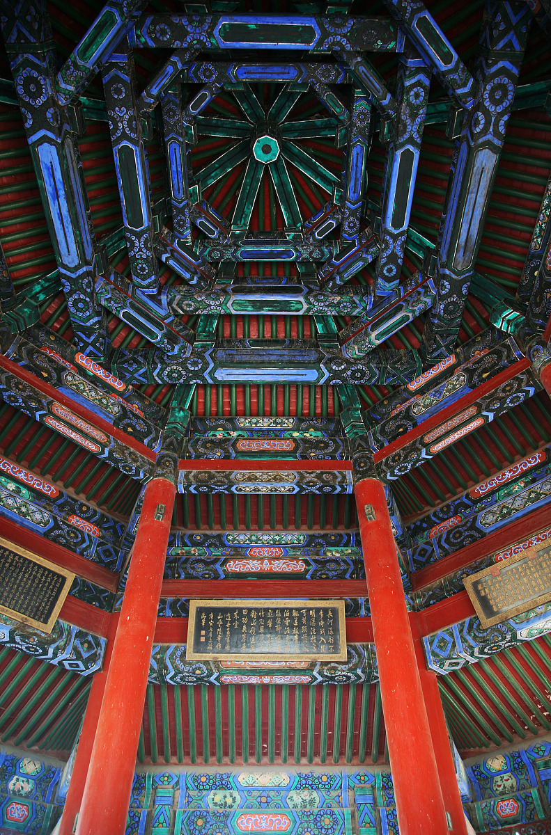 2007年9月28日,北京,颐和园,昆明湖畔,十七孔桥东侧的廓如亭顶部的雕
