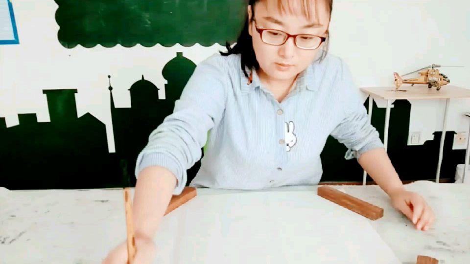 看怎么两三笔把恐怖章鱼画在纸上