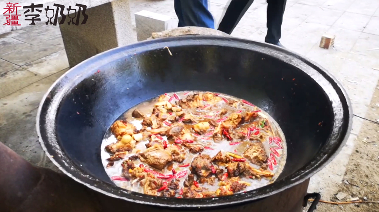新疆超好吃的红烧鹿肉,满满的一大锅鹿肉,那叫一个香啊!