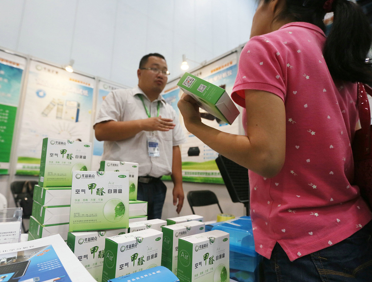 装修完新房可不能忽视甲醛问题。刚装修好的新房大概率都会有甲醛超标的问题。甲醛是一种强烈的致癌物质来源非常广泛家具、地板、墙纸、油漆等都可能释放出甲醛。长期接触甲醛会影响人体健康导致多种癌症引起眼睛、鼻子、喉咙等部位的刺激甚至可能导致过敏、哮喘等症状。因此装修新房后除甲醛是非常必要的。然而除甲醛并不是一件容易的事情。在市面上有许多除甲醛的方法但是它们要么太贵要么不够有效要么太复杂。那么有没有一种既便