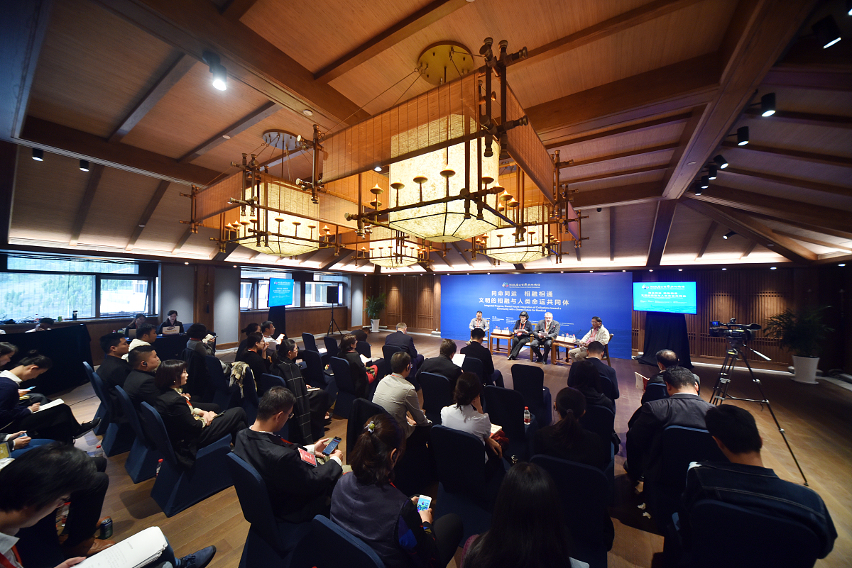 中西方送礼文化差异：从目的到礼仪的对比分析