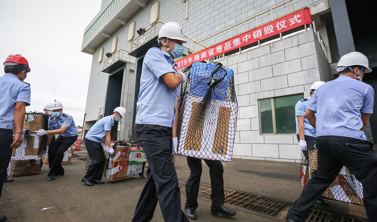 对园区进行防风防汛安全检查及向商户派发相关通知。换个说法