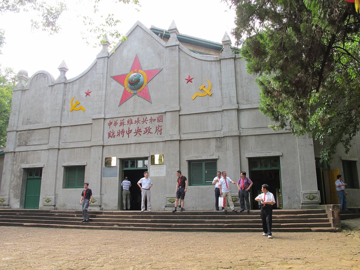 可以帮我设计一个从成都出发耗时两天一夜最后回到成都的红色旅游路线吗