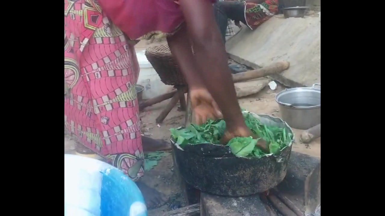 非洲人炒菜可真行,也不用铲子,直接就上手了,就不怕烫吗?