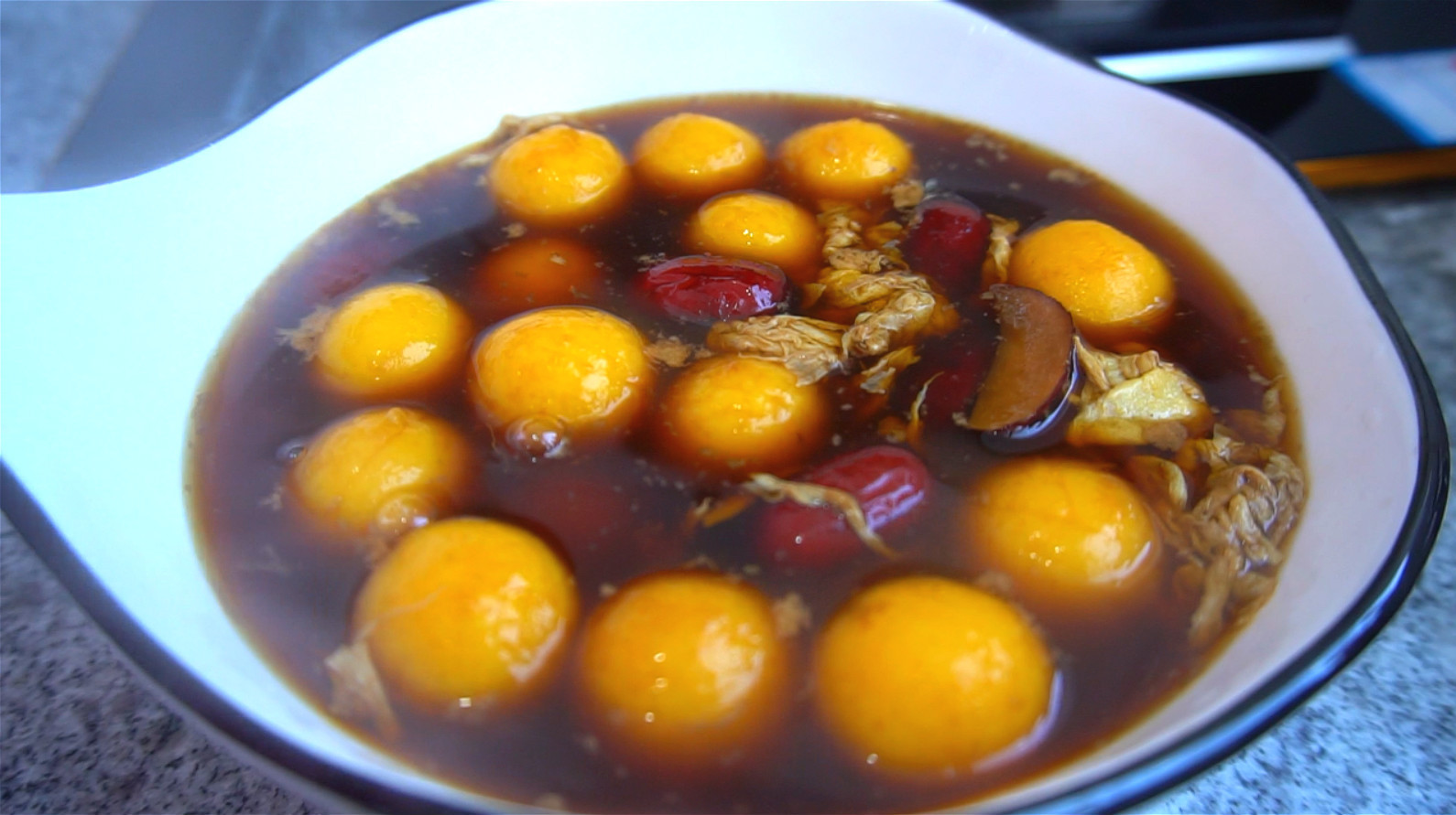 冬天给家人要多喝这碗汤,暖胃补血又驱寒,喝一碗从头暖到脚