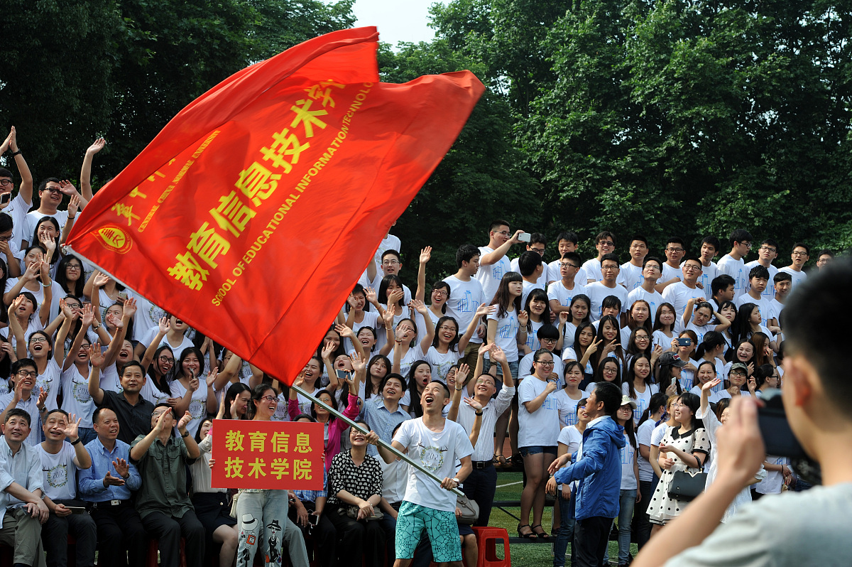 2016年6月6日,湖北省武汉市,华中师范大学2016届4500名毕业生与学校老