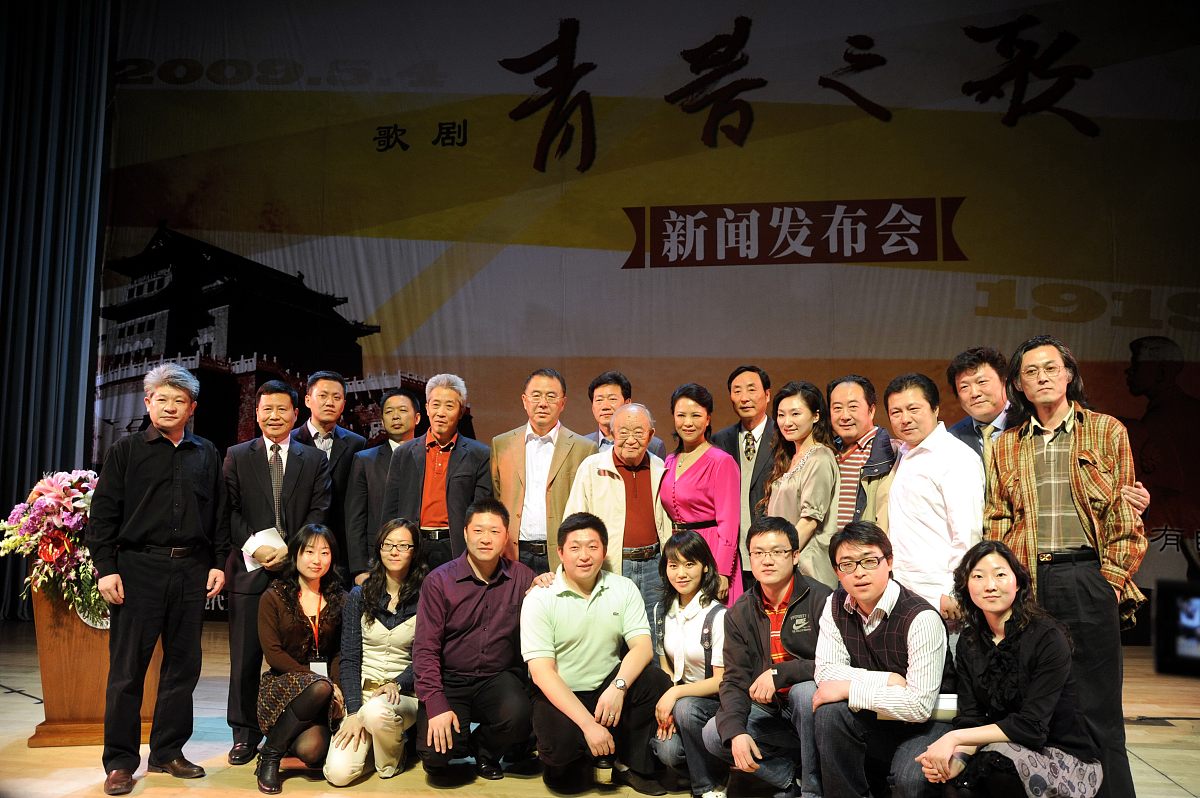 2021年中华茶人联谊会、中华合作时报社共同主办了第二届茶人榜样公益推选活动。我荣获优秀教师称号。请帮助我写一个简短的获奖感言。