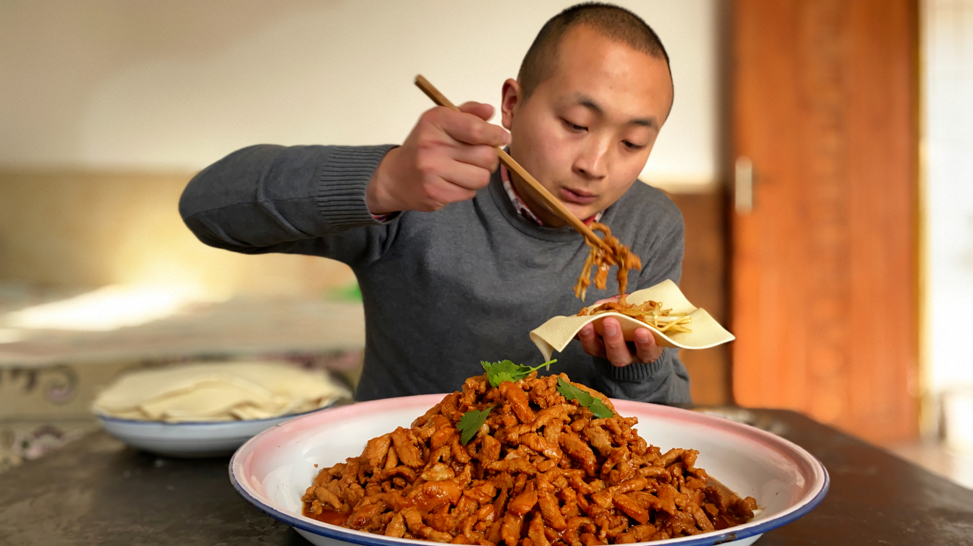 4张豆皮2斤里脊肉,大冬做京酱肉丝,卷上肉丝和葱丝,美滋滋