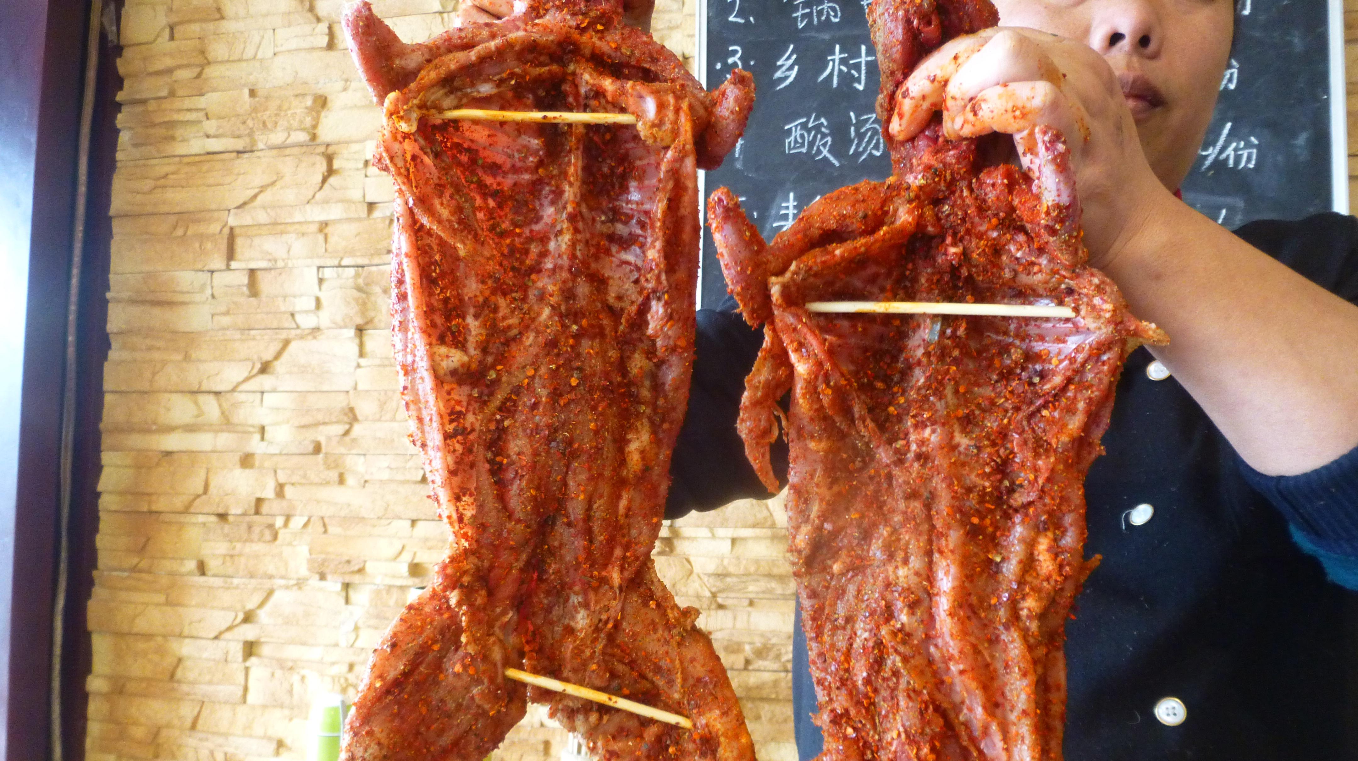 这个季节适合做“风干兔”今天做了2只麻辣的,准备过年吃