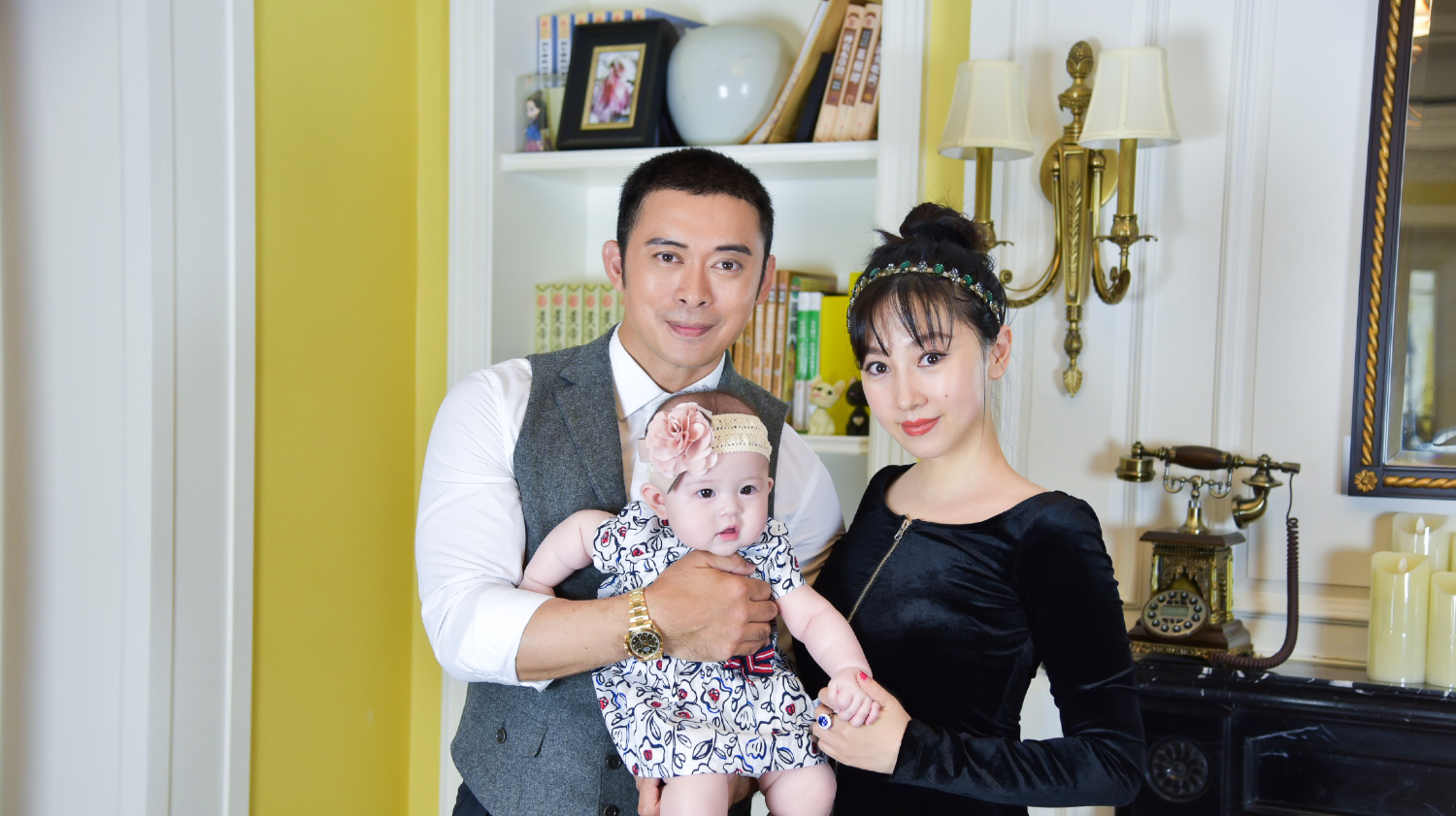 人生赢家!45岁樊少皇半岁女儿首曝光 老婆性感身材好