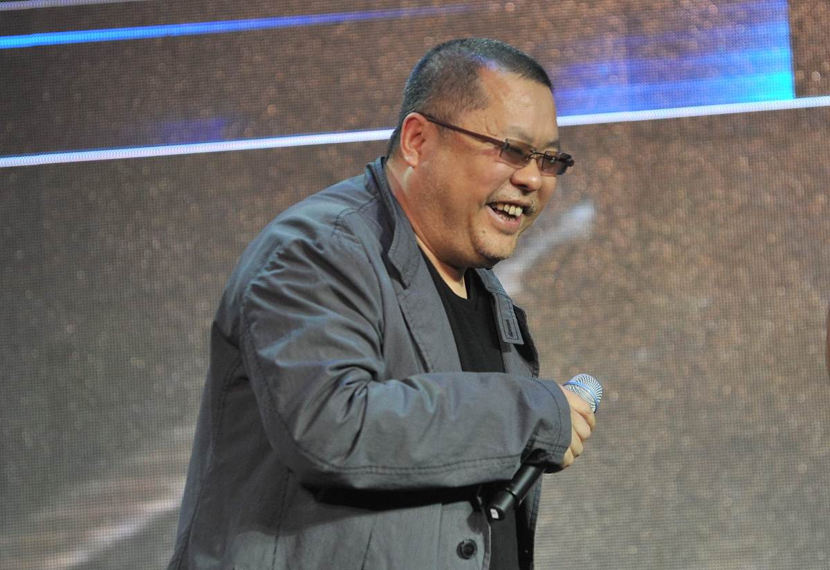 与国外的直接电影相比中国直接电影会采用平民化的视角为切入点对社会问题进行审视。请从中国与西方不同的文化背景分析中国直接电影的平民化视角的特点。大概1000字左右。