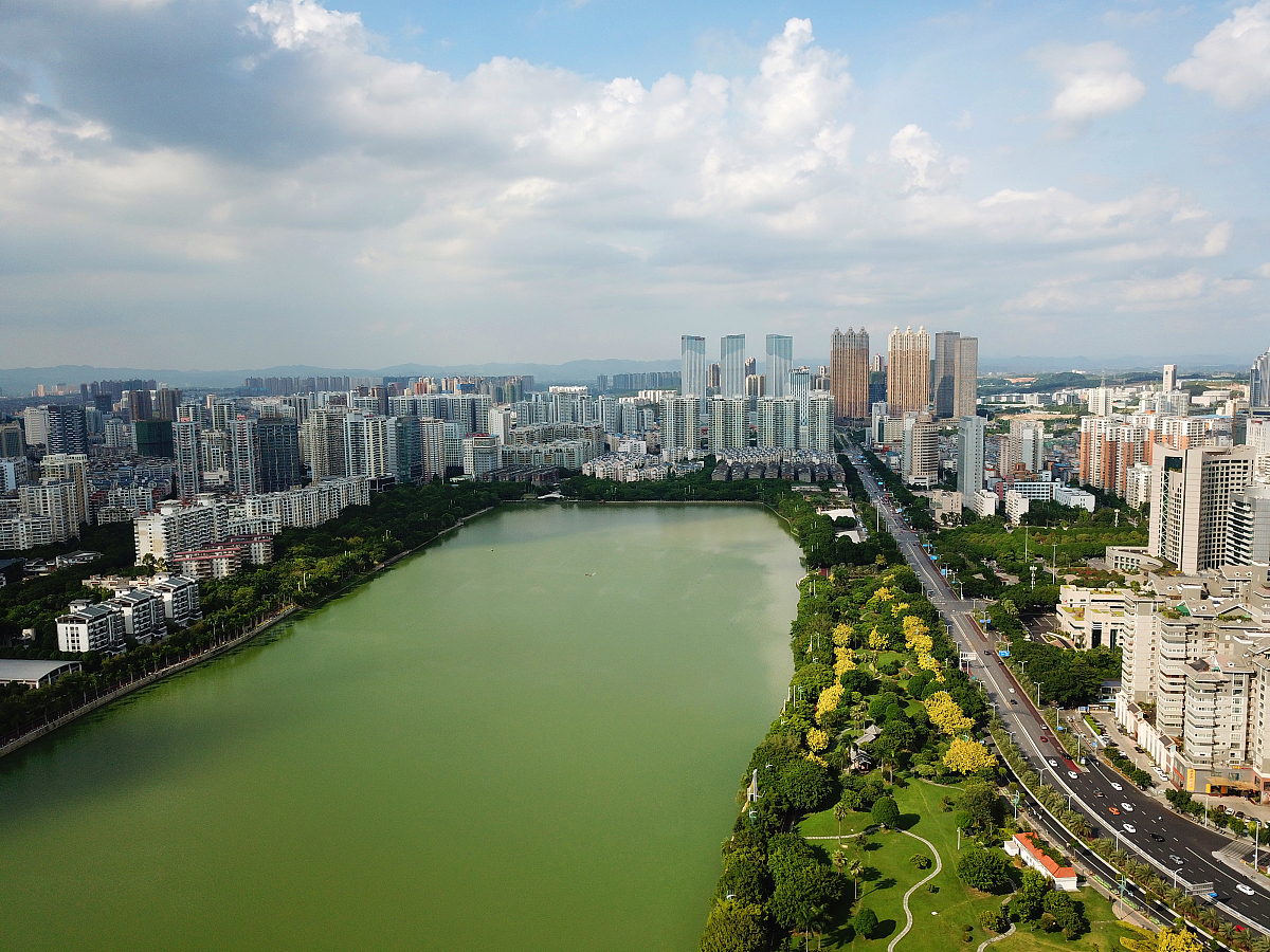 2017年9月19日,广西,航拍南宁城市建筑.***_***南湖两岸的城市建设