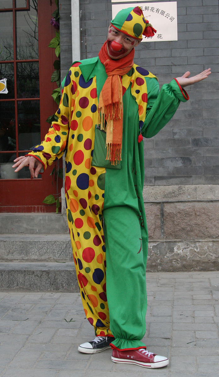 '这不是小丑主题！' - Hisoka 的服装选择翻译与解读