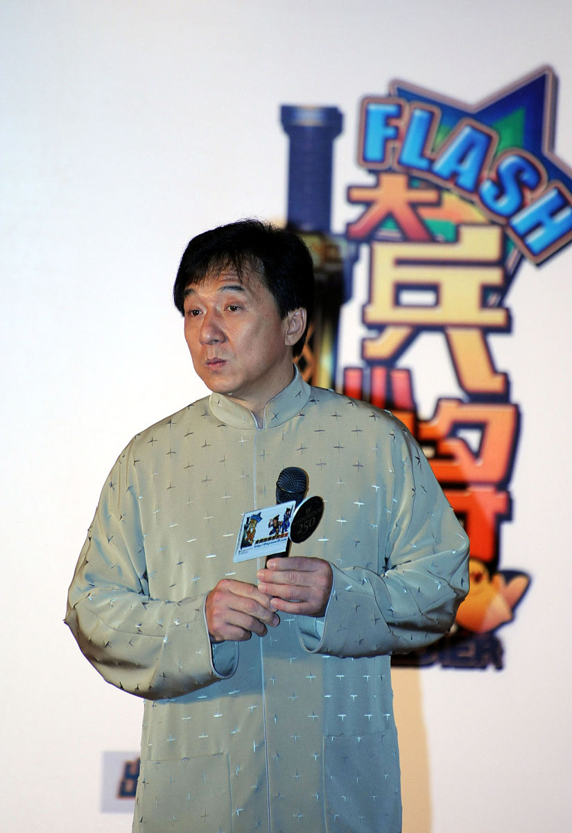 2009年11月19日,北京,成龙单枪匹马在北京推广其主演的电影《大兵小将