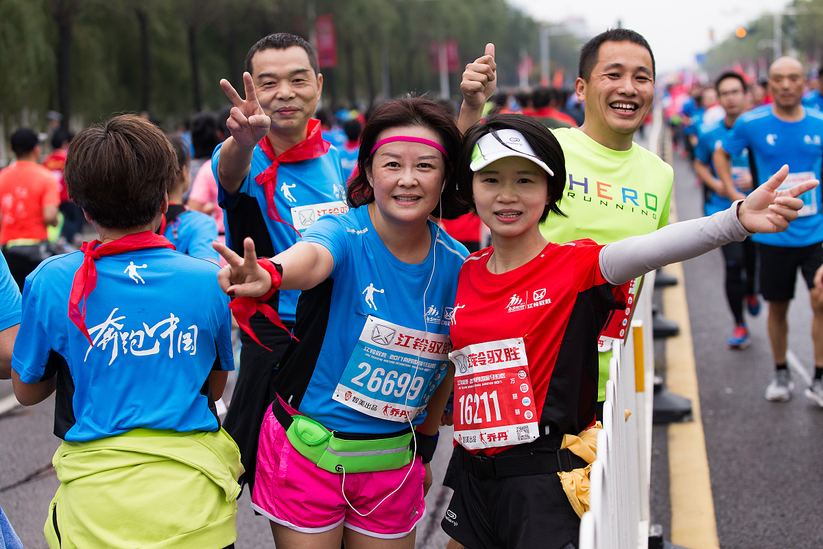 写一首表达浪漫或者类似情绪的中文摇滚歌曲歌曲表达的主题为青春歌词结构为Verse1、Verse2、Chorus1、Chorus2、Chorus3、Chorus4并确保Verse1、Verse2、Chorus1、Chorus2、Chorus3、Chorus4歌词不重复每段歌词结尾使用中文ayawa类似发音的韵脚押韵歌曲主题、歌曲名、歌词与上一次创作有差别