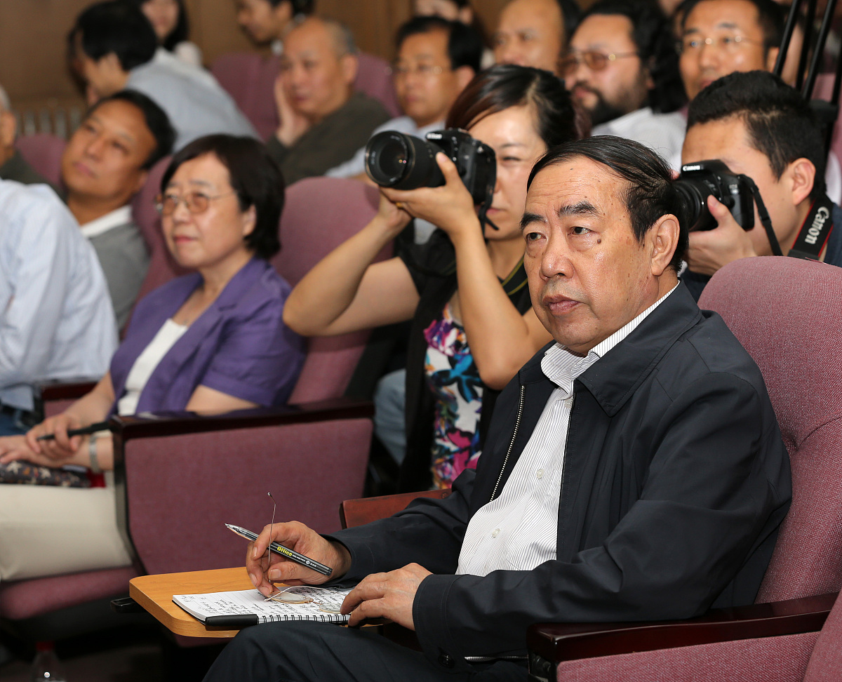 2013年05月25日,陕西省西安市,贾平凹长篇<strong>小说</strong>《带灯》研讨会在西安