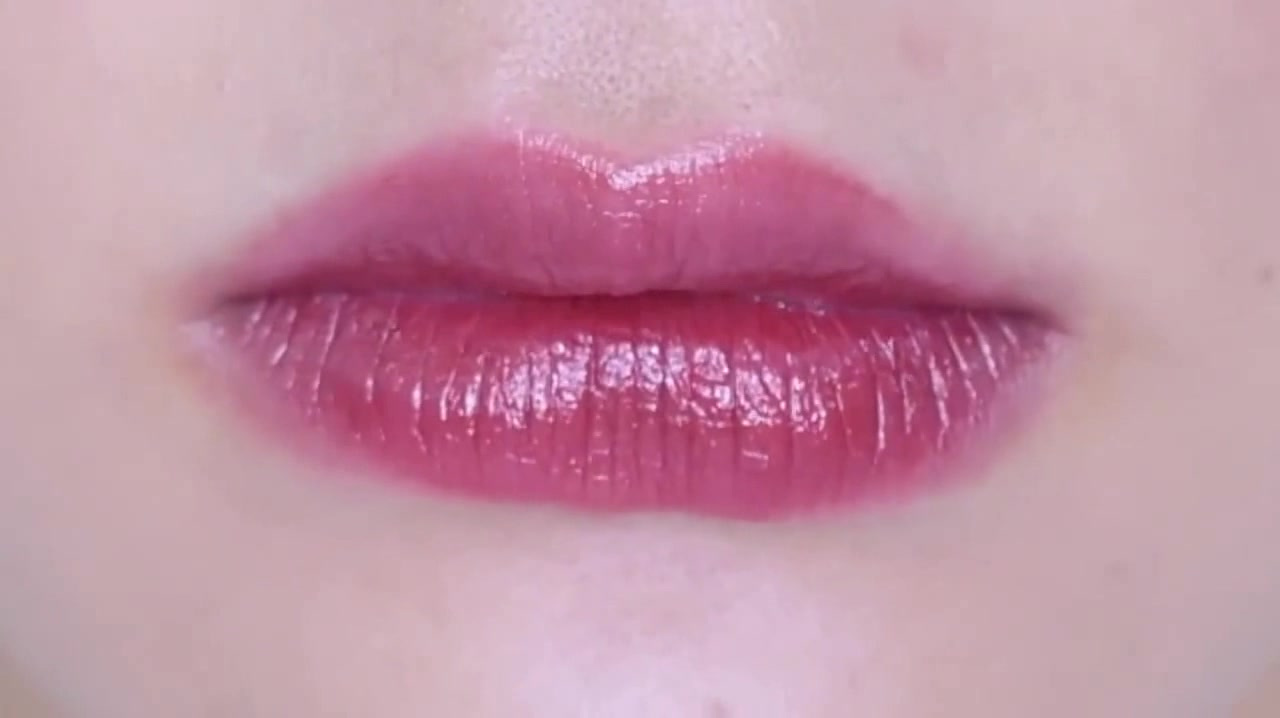 妹子新买的牛血色口红,上唇竟是温柔的豆沙色,是不是被坑了?