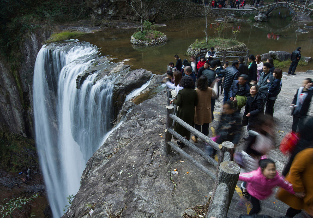 百丈漈游客人数及旅游收入：与浙江省及其他旅游城市对比