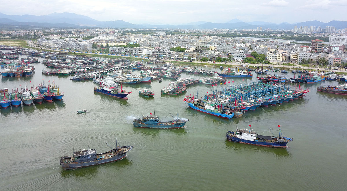 2019年8月16日,在海南省三亚市,渔船驶出三亚崖州中心渔港(无人机拍摄