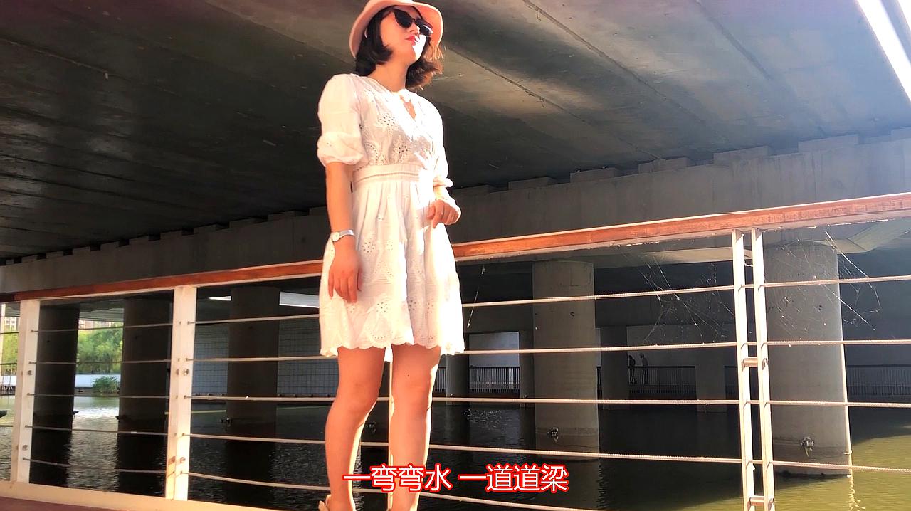 [图]火辣美女演唱《坐着高铁回家乡》听入迷了,清耳悦心