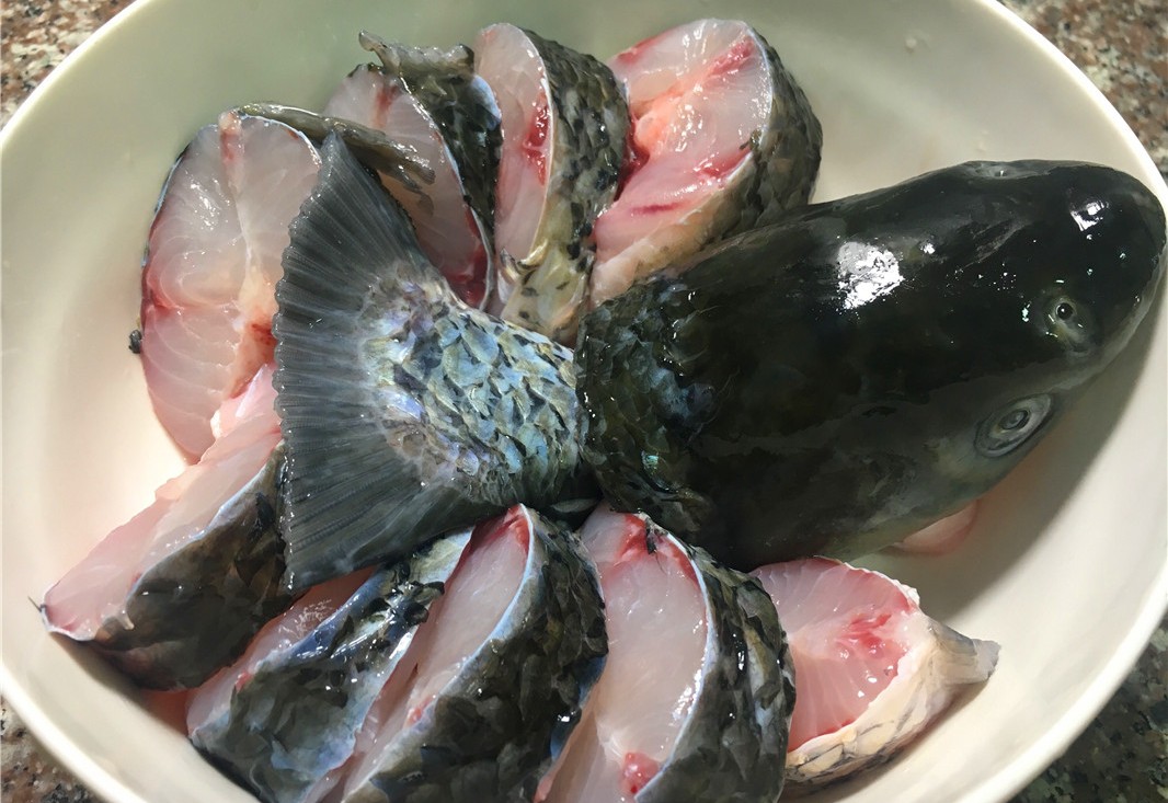我家做草鱼从不红烧,加一块豆腐,上桌一家人抢着吃!