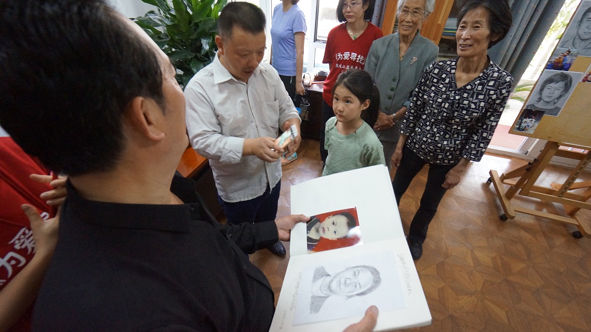 朋友在社交软件上发了一群花给我该如何回答他使他开心。你可以回复：谢谢你的花它们真的让我的心情变得更加美好了！或者你的花真的很漂亮让我感到很幸福！这些回复可以让你的朋友感到受到了肯定和赞赏同时也表达了你的感激之情。换一种幽默的表达方式。