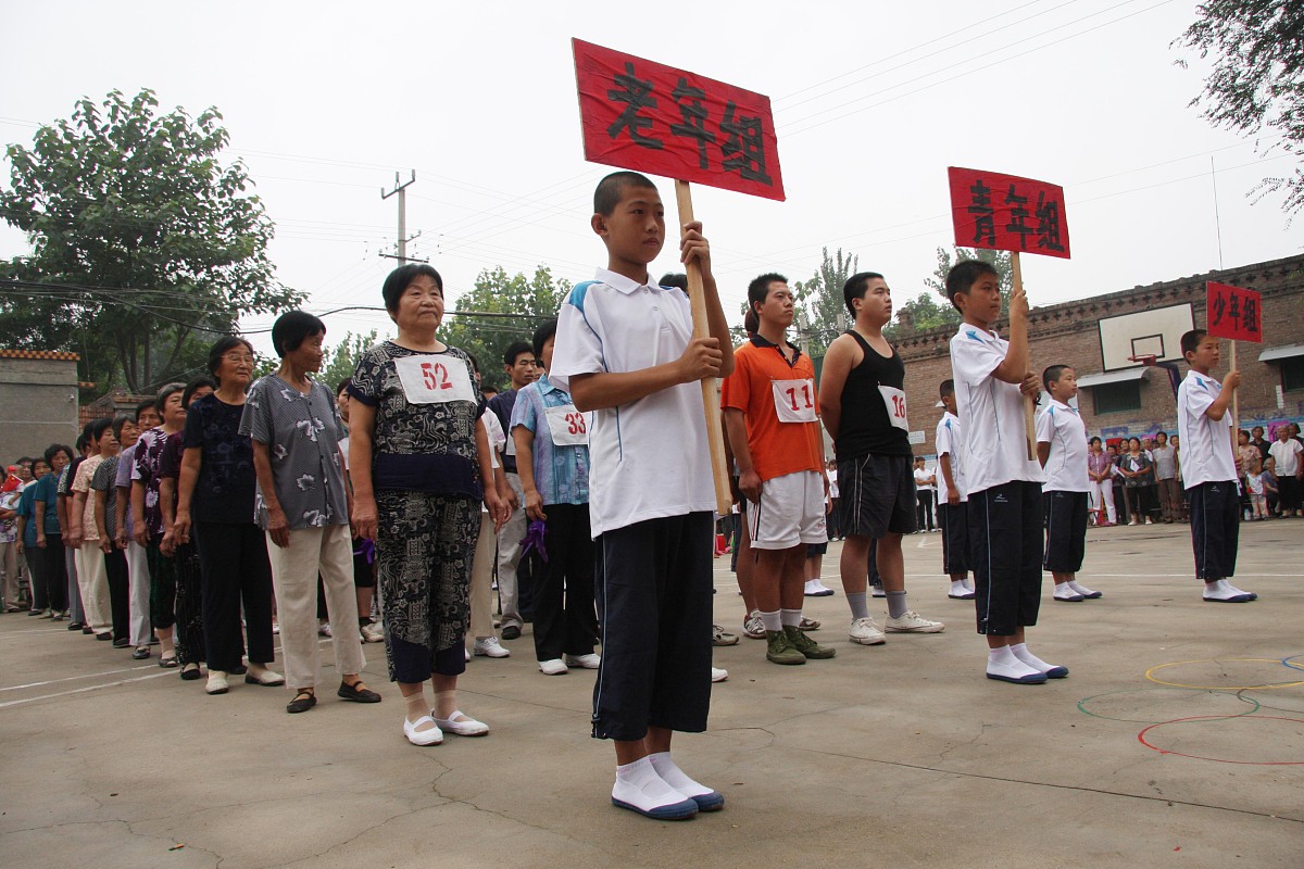 2008年7月31日,山东阳谷,比赛开幕式上,运动员举行入场仪式.+++_+++农