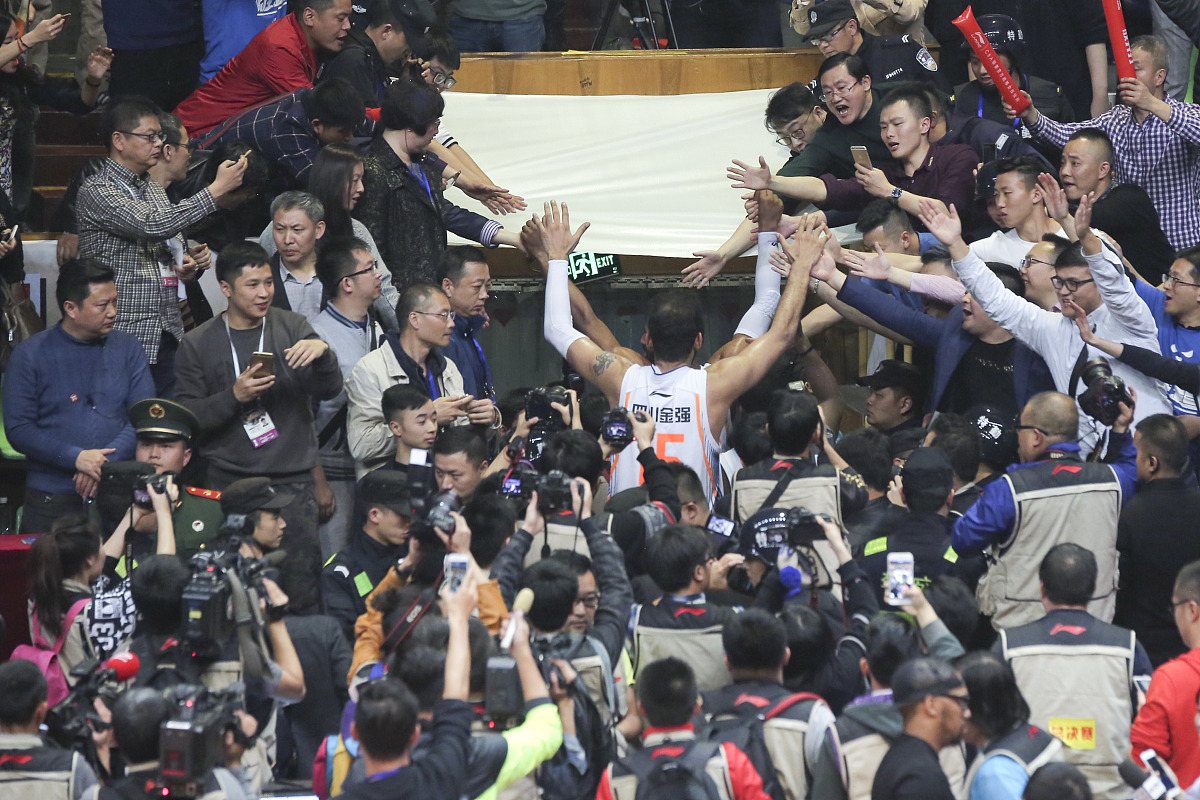 篮球赛胜利的精彩瞬间：欢呼、拥抱、泪水交织！