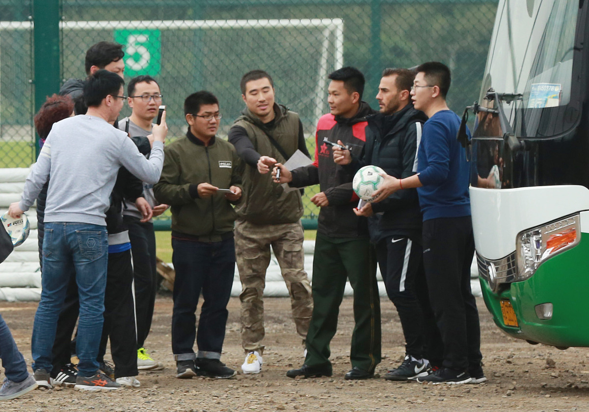 写一个以缅甸诈骗人去缅甸发财的剧本