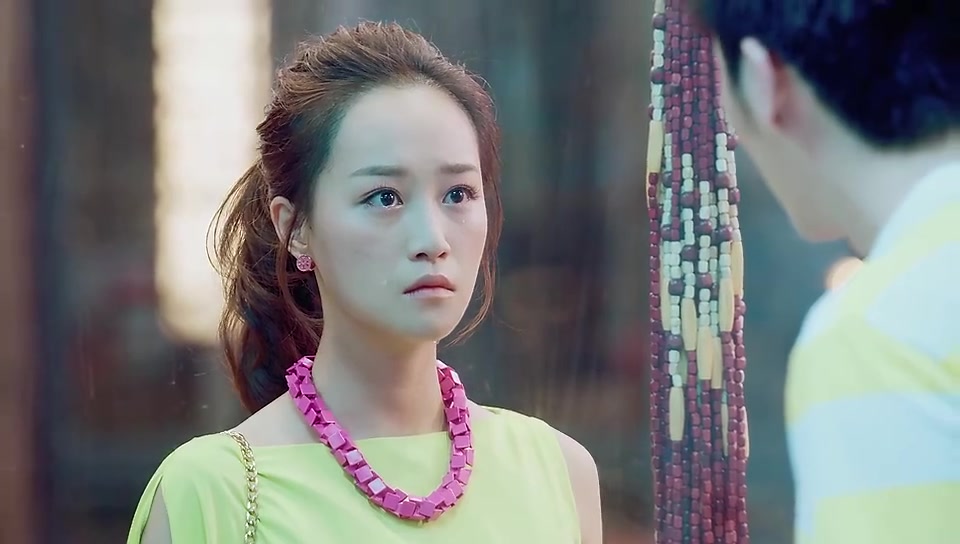 美女来吃饺子,看到两位帅哥都看懵了,让她来拿饺子时吓得都跑了