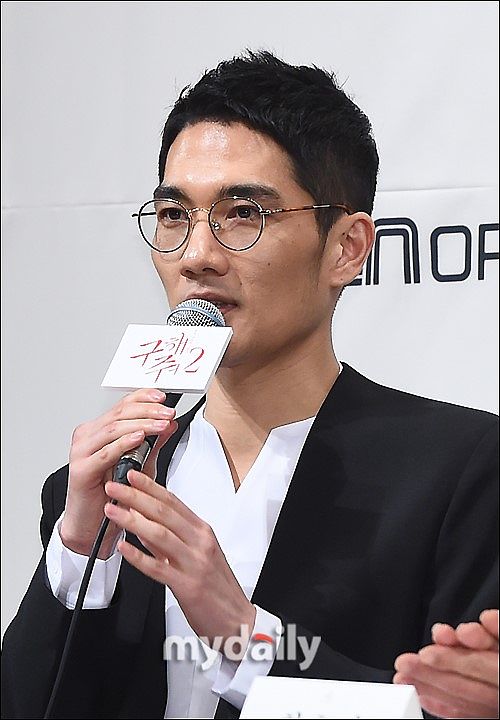 2019年4月30日,韩国首尔,明星出席《救救我2》新闻发布会.严泰九-01