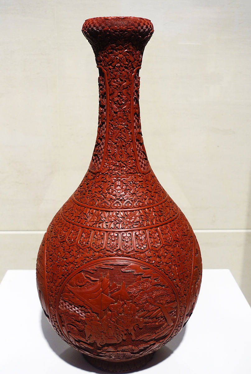 2019年5月28日,南京,雕漆人物山水花草大瓶,清代,南京博物院"江苏古代