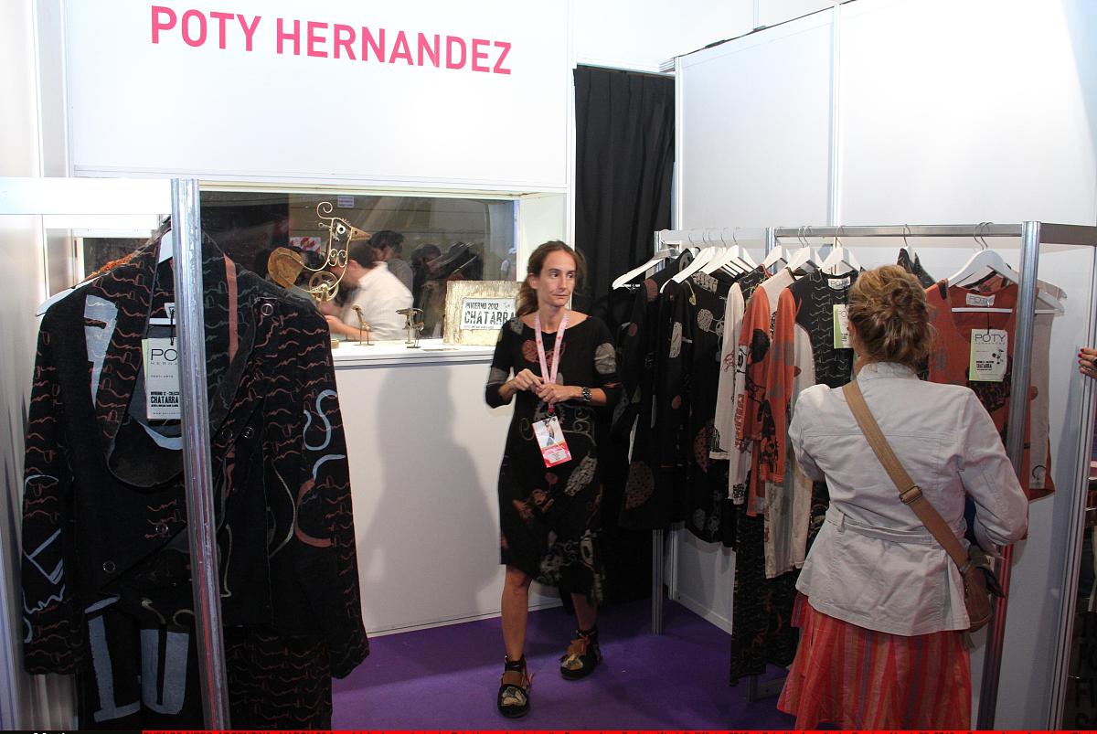 把下面的内容用中文换个说法：展会筹备在即线上线下的买家邀约工作正有条不紊地进行中！3月初时SIUF团队再度出发十四省联动万里行程走进千城万店对区域内衣实体深入探访。截至目前组委会已完成了多次大规模买家邀约活动马不停蹄席卷数十个专业市场已覆盖代理商连锁、专业市场一对一邀请。届时贸易配对专区将为参展商及买家提供面对面交流洽谈的机会精准对接方便快捷的寻找心仪的合作伙伴！