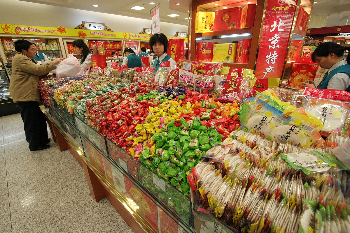 2007年3月8日,北京百货大楼内的特产商品销售柜台.+++_+++物价,商场,