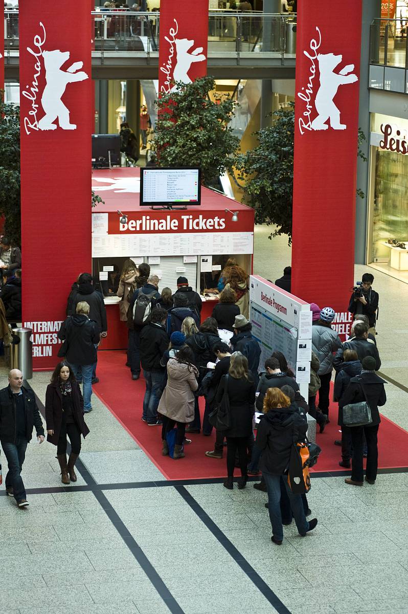 2011年2月9日讯,柏林,柏林电影宫(berlinale palast)外工作人员紧张布
