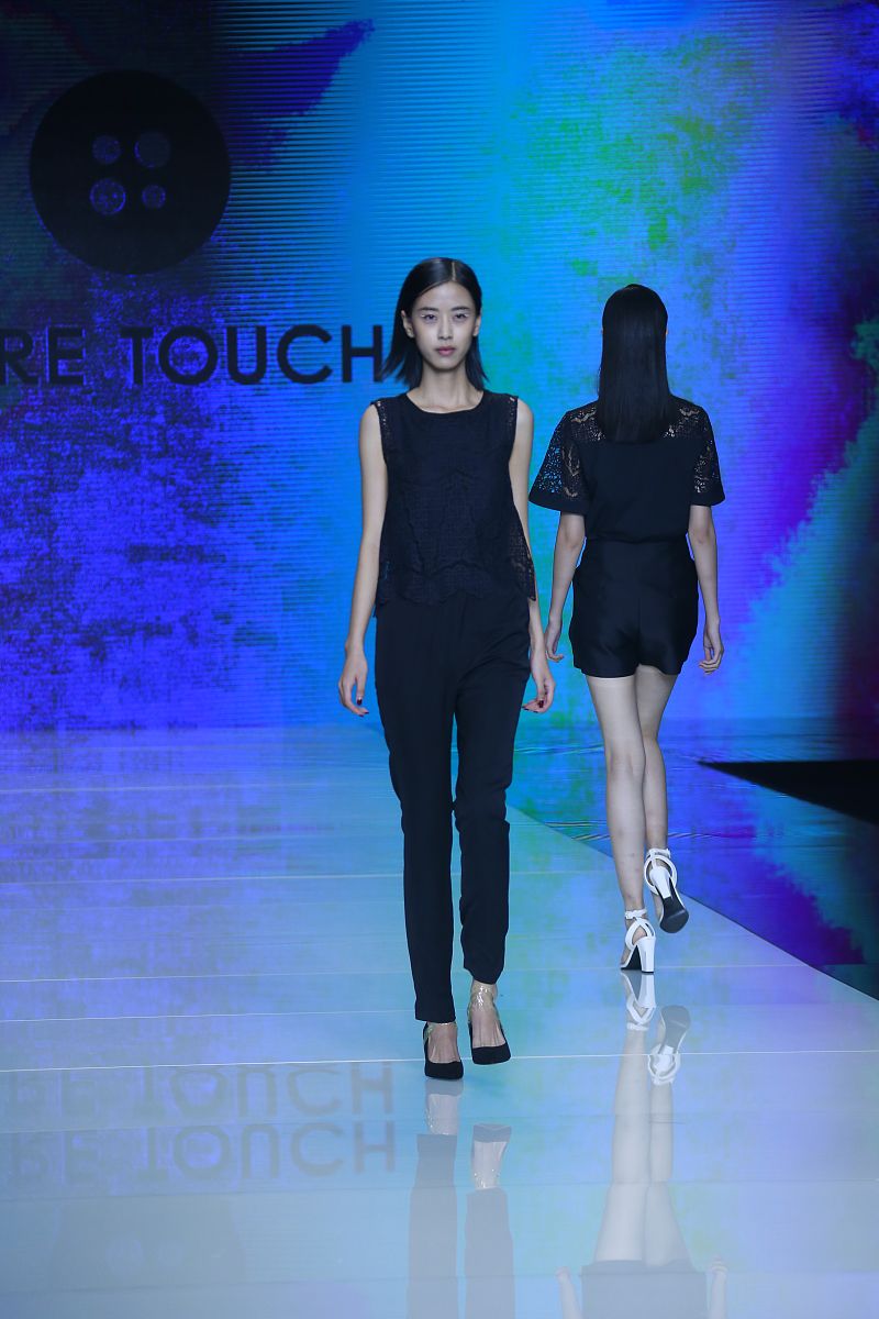 飞娥在半夜里停留在我的水杯子上面是什么意思