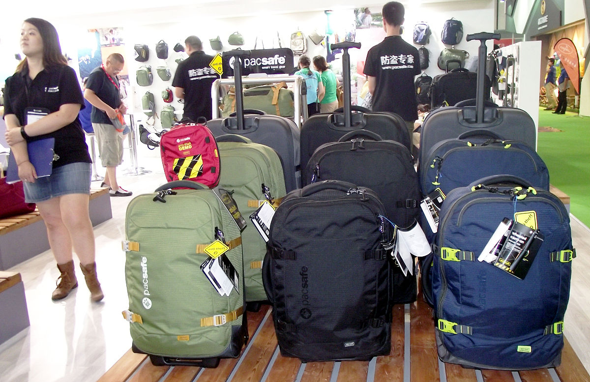 小鹰背包哪买性价比高？官网、京东还是实体店？