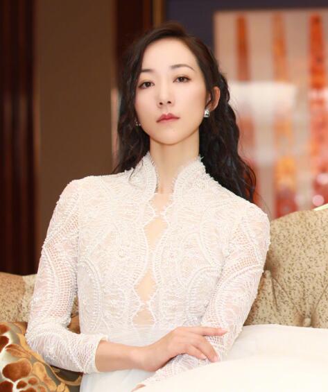 韩雪机场遇粉丝当场向她求婚,她脱口而出9个字