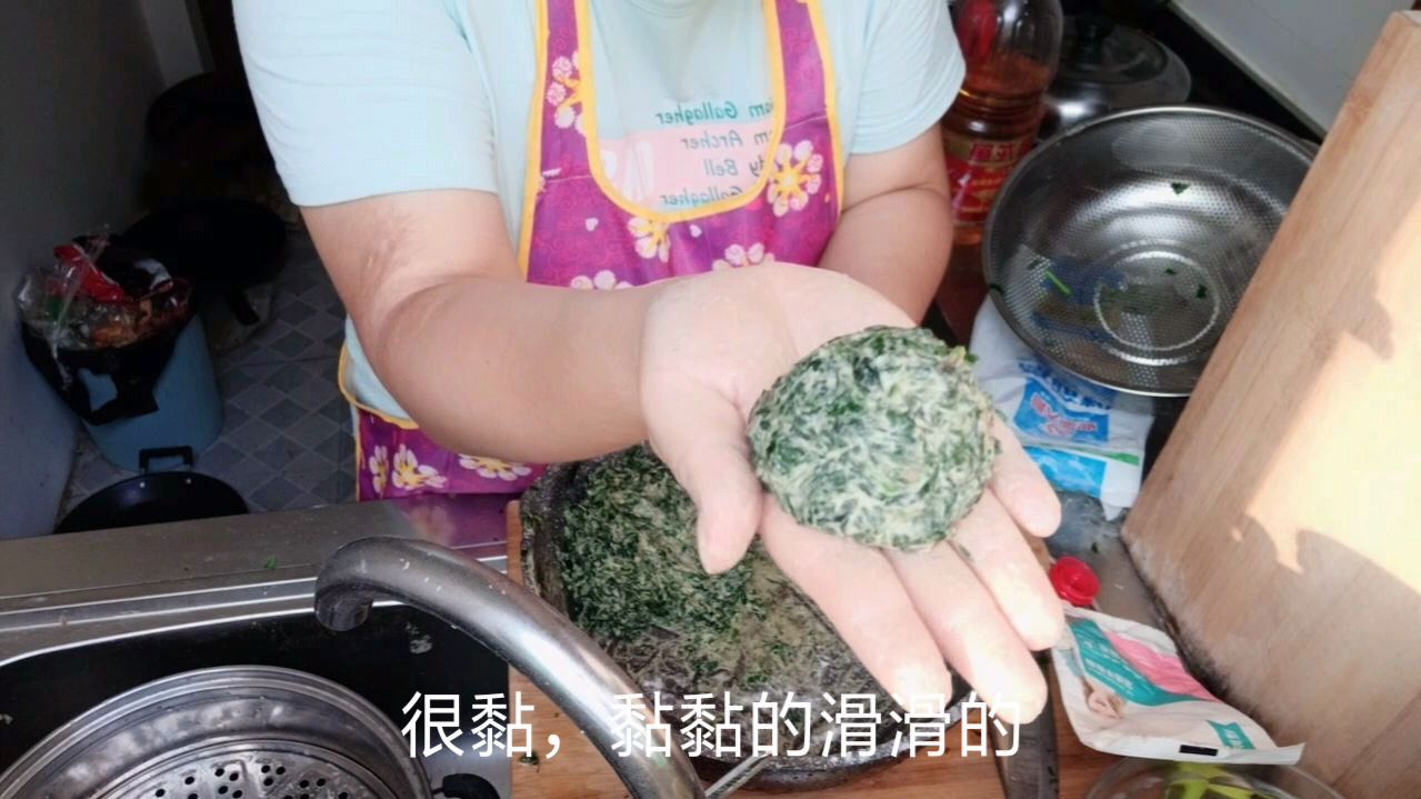 今天迪迪做了红薯叶窝窝头配着秘制辣椒酱,她吃光了一盘