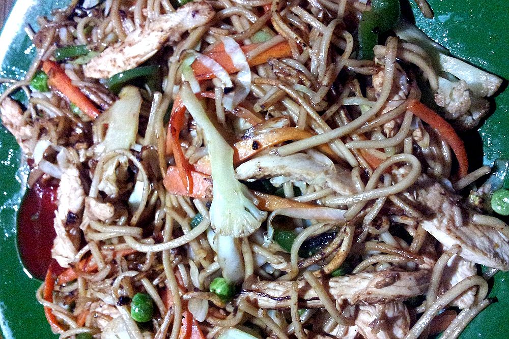 chowmein炒面,根据加的料不同,价格40-100rs/碗. 舌尖上的尼泊尔