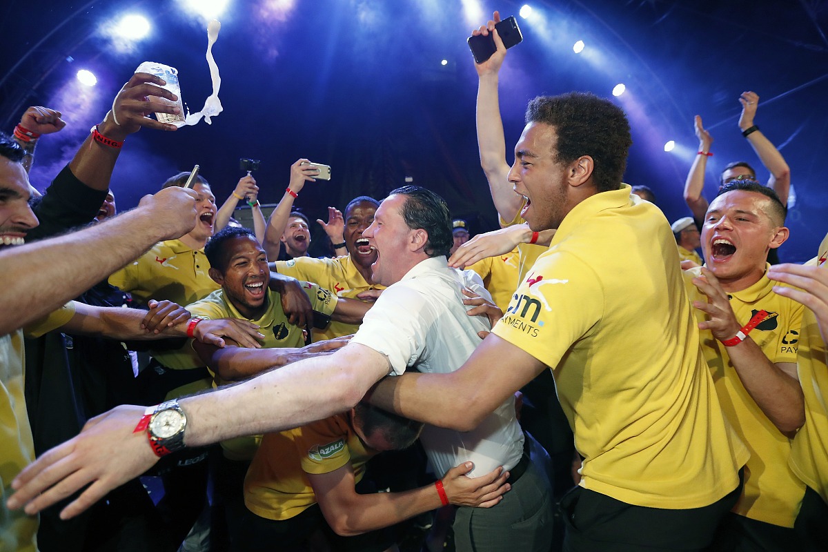(l-<strong>r</strong>) mounir el allouchi of nac breda, thomas agyepong of nac
