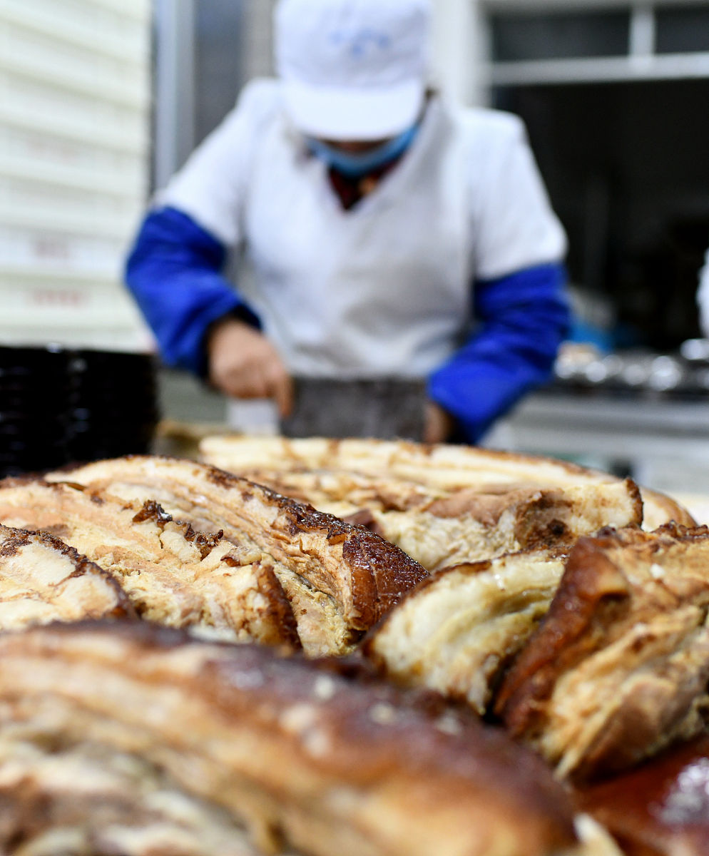 2020年1月12日,在贵州省遵义市梅岭食品厂,工人在制作扣碗.