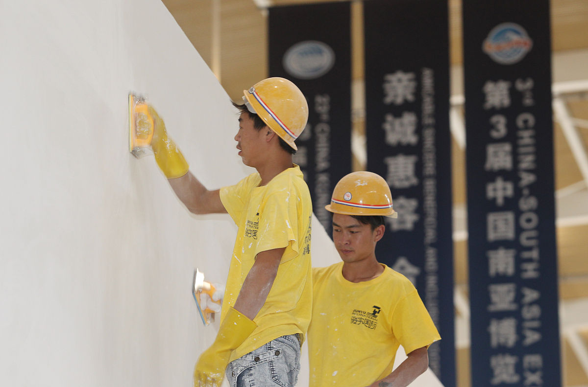        2015年5月30日,云南省昆明市,昆明滇池国际会展中心加紧布置,