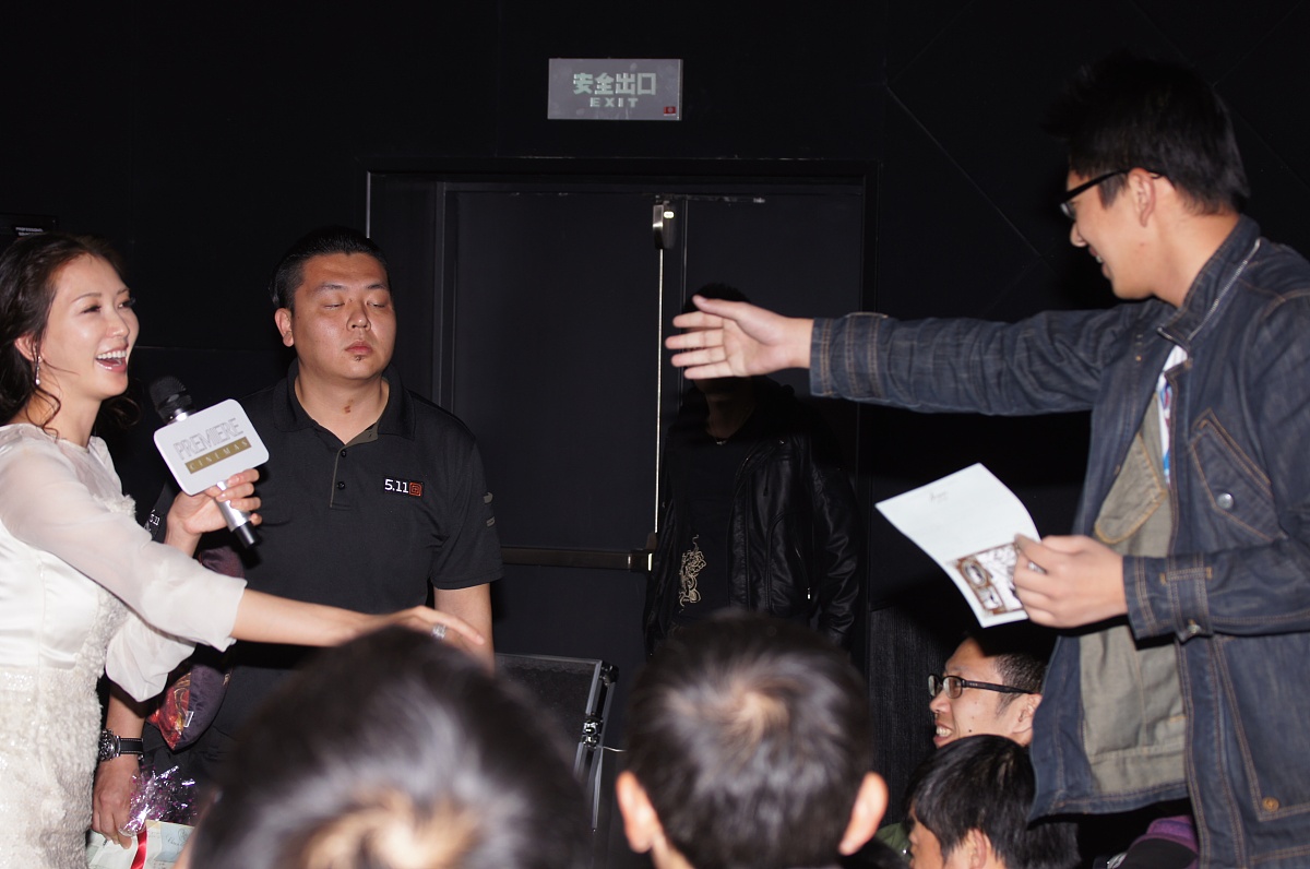 主持人和灯光师：演艺活动中不可或缺的幕后英雄