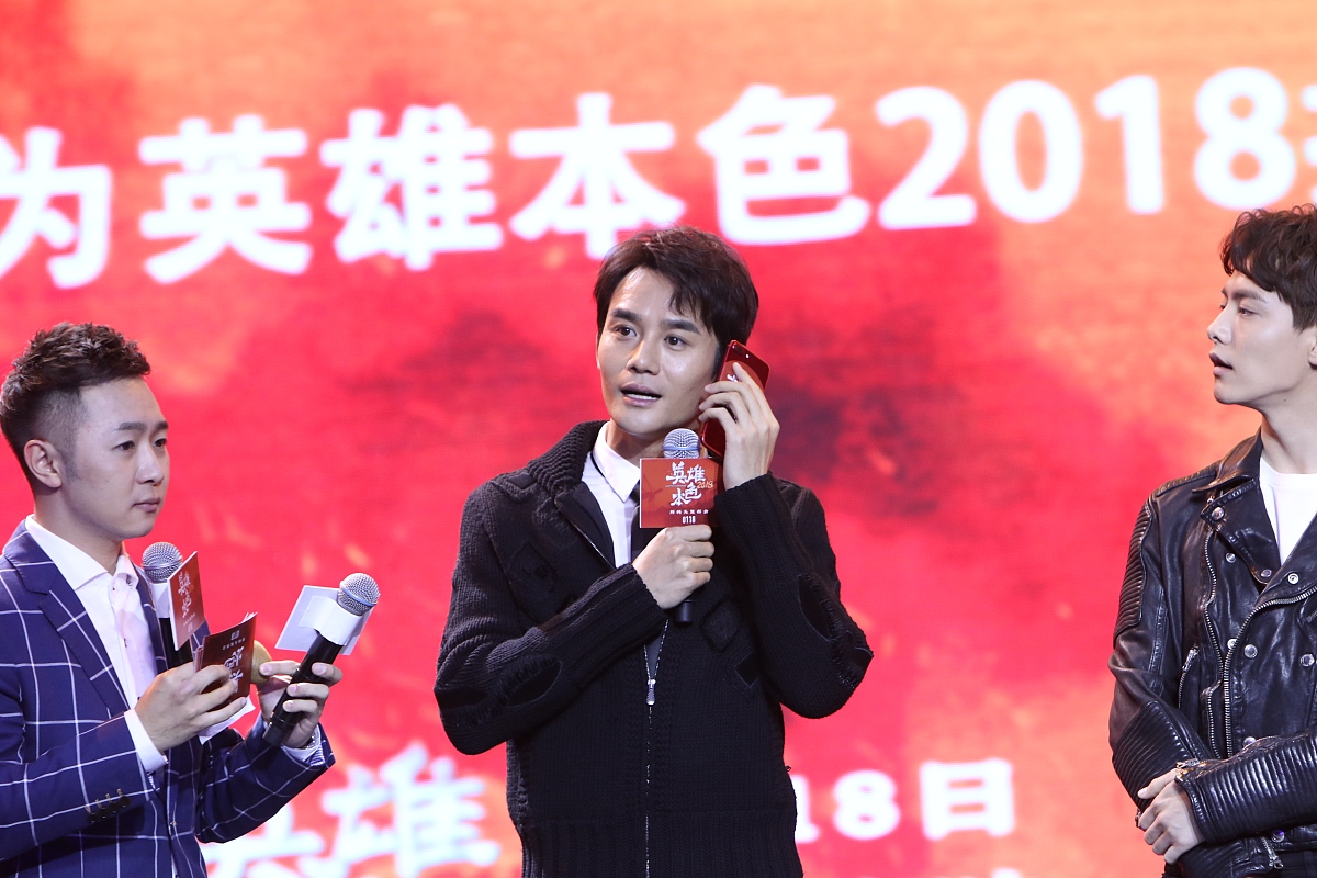 王凯"擒拿"马天宇上演后背杀画面太美 现场秀枪法斗帅颜值爆表