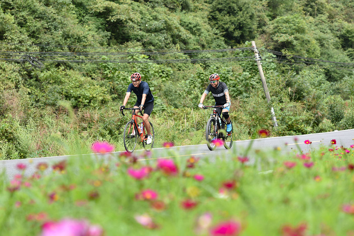 帮我做一份自行车骑行、户外露营兰州至云南的单人路途计划及生活必须开销费用清单