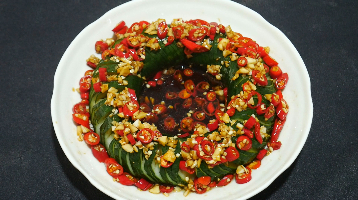 凉拌黄瓜别只用老方法,胖哥教你大厨同款做法,难怪酒店卖这么贵