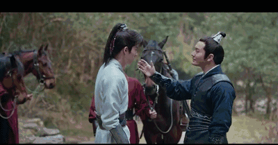 陳偉霆坑道具組、迪麗熱巴眯眼，男神女神也有搞笑的時候！