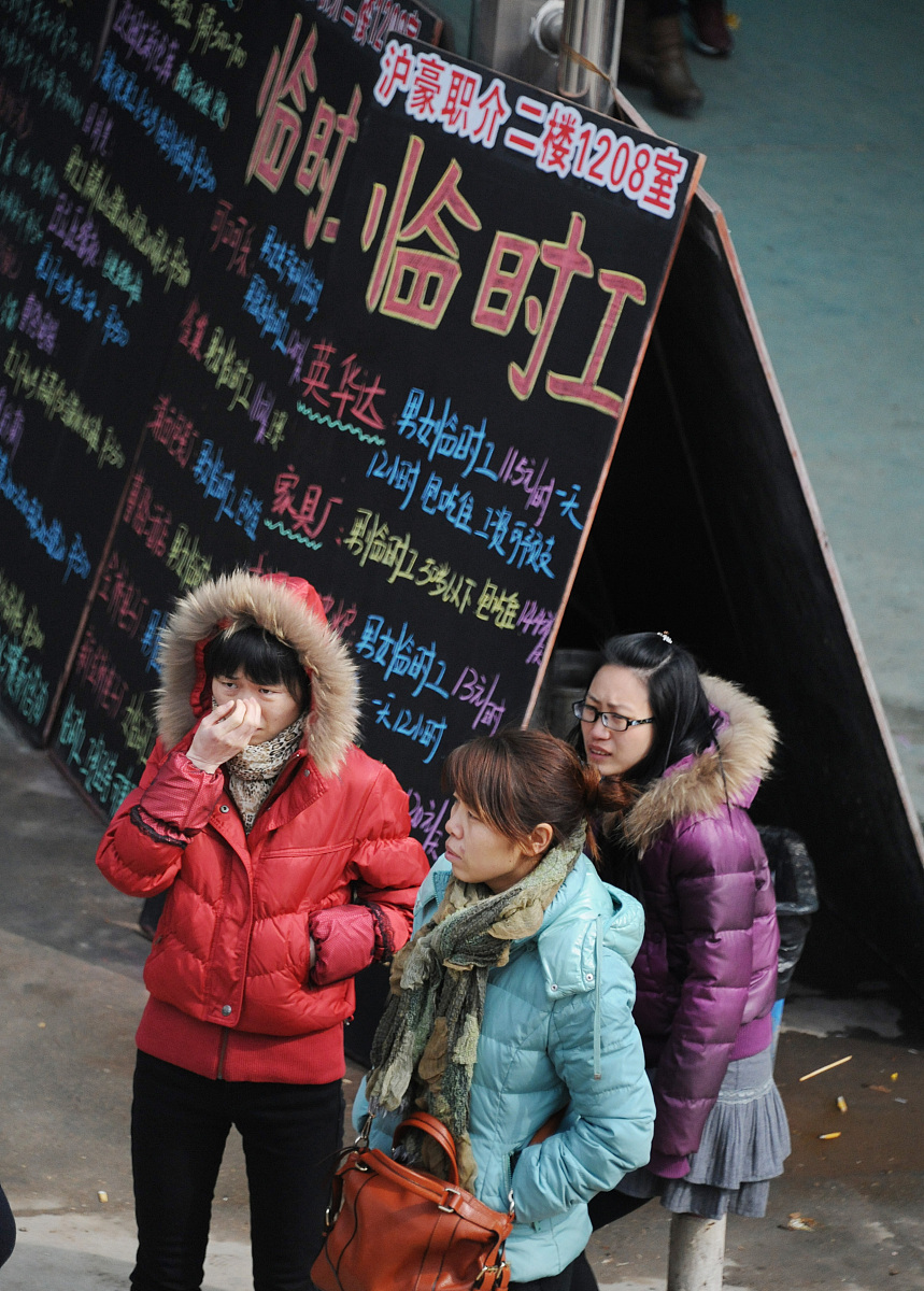 扩展阐述500字：具体个人薪酬调整标准如下：①年度绩效考核等级为优秀的员工在岗位薪级范围内自动上升一档；②近三年内累计两个年度绩效考核等级为良好的员工在岗位薪级范围内自动上升一档；③连续两个年度绩效考核等级为不合格的员工在岗位薪级范围内自动降低一档；④员工在其相应岗位的级别范围内调整岗位薪酬档级若调整范围超出本岗位档级范围则考虑调整该员工岗位。针对出现重大过错的员工经总经理办公会议批复不享受以上薪